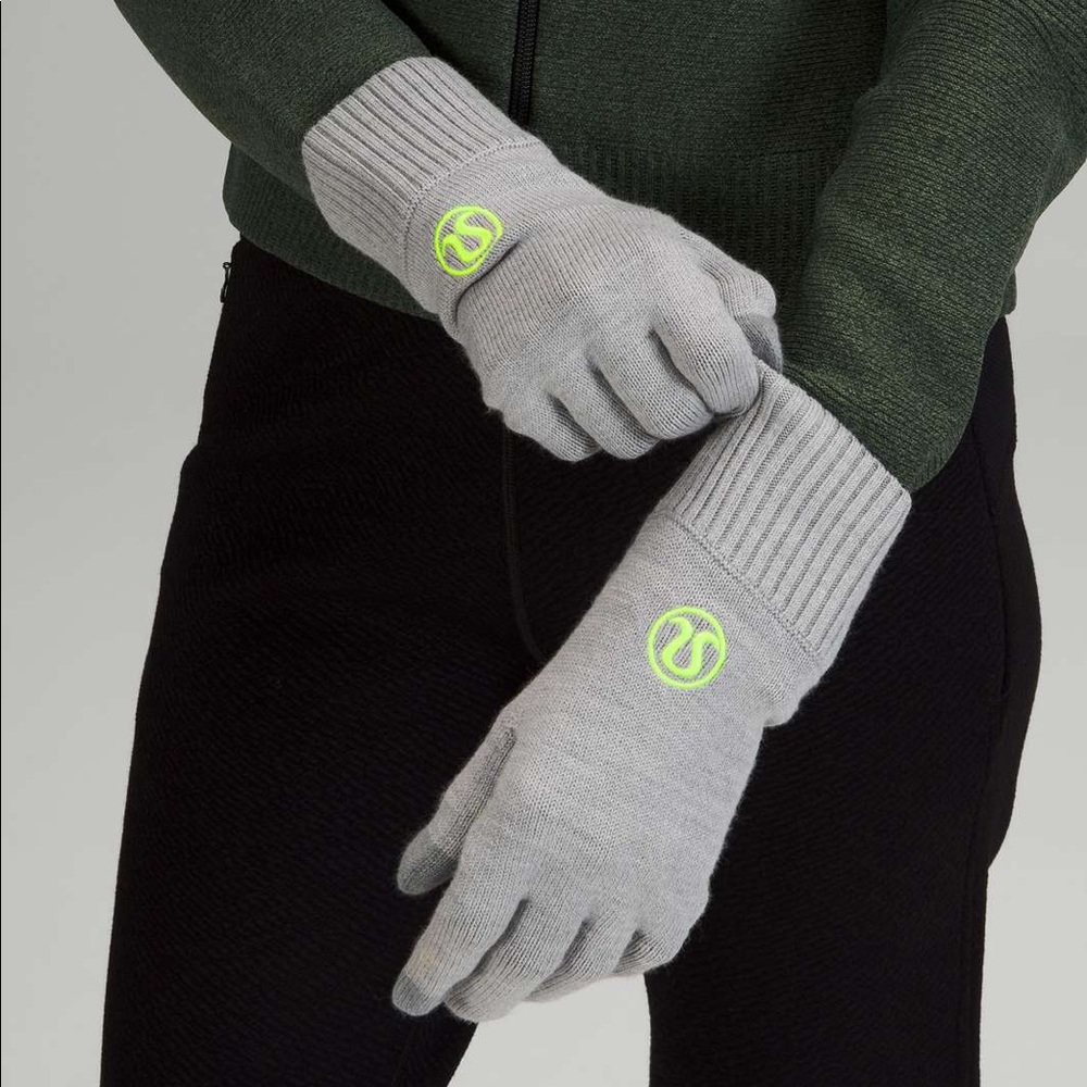 NEW Lululemon Warm Revelation Gloves in Heathers Rhino Gray